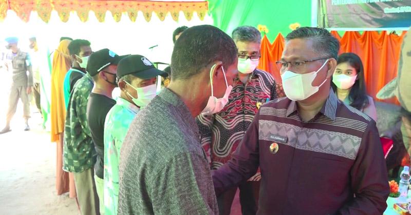 Wali Kota Kendari Serahkan 253 Sertifikat Tanah Untuk Nelayan di Kelurahan Sambuli