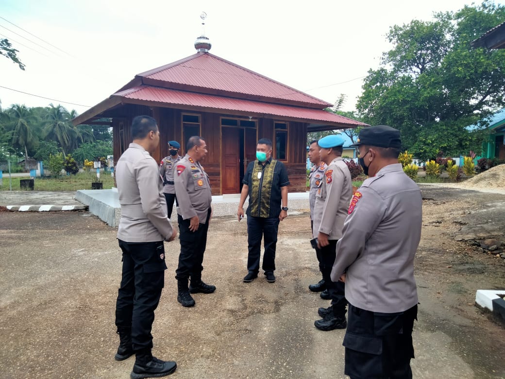 Kunjungan Perdana, Kapolda Sultra Beri Bingkisan ke Anggota Polsek Pondidaha 