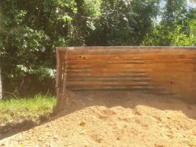 Truk Muat Pasir Terbalik, Lalu Lintas Poros Kendari- Kolaka Macet