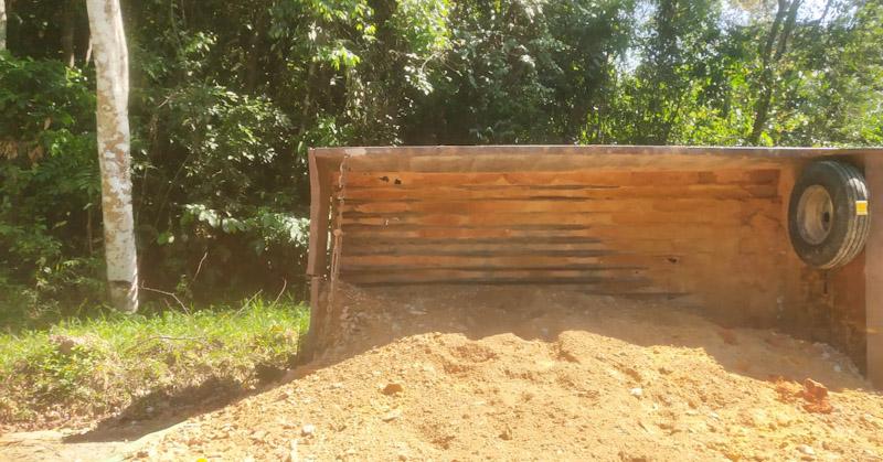 Truk Muat Pasir Terbalik, Lalu Lintas Poros Kendari- Kolaka Macet