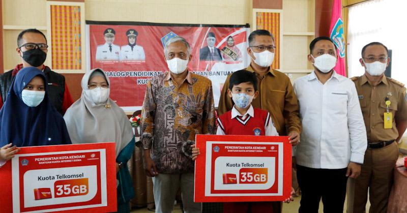 Ratusan Siswa SD dan SMP di Kendari Dapat Bantuan Kuota Internet