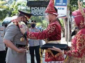 Tiba di Mapolda Sultra, Irjen Teguh Pristiwanto Disambut Tarian Mondotambe