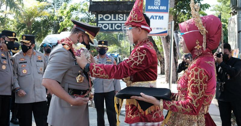Tiba di Mapolda Sultra, Irjen Teguh Pristiwanto Disambut Tarian Mondotambe