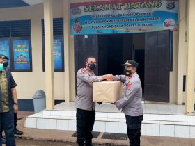 Kunjungan Perdana, Kapolda Sultra Beri Bingkisan ke Anggota Polsek Pondidaha