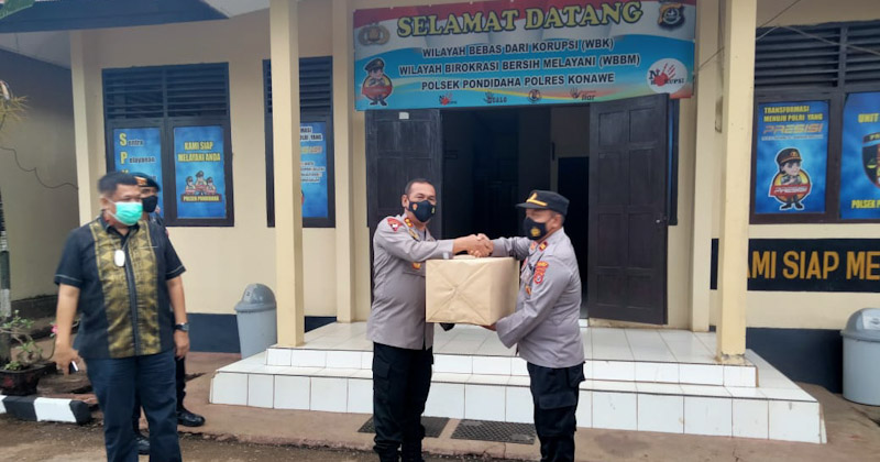 Kunjungan Perdana, Kapolda Sultra Beri Bingkisan ke Anggota Polsek Pondidaha