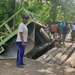 Jembatan Tak Layak, Sebuah Truk Nyaris Terperosok ke Sungai