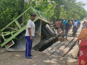 Jembatan Tak Layak, Sebuah Truk Nyaris Terperosok ke Sungai