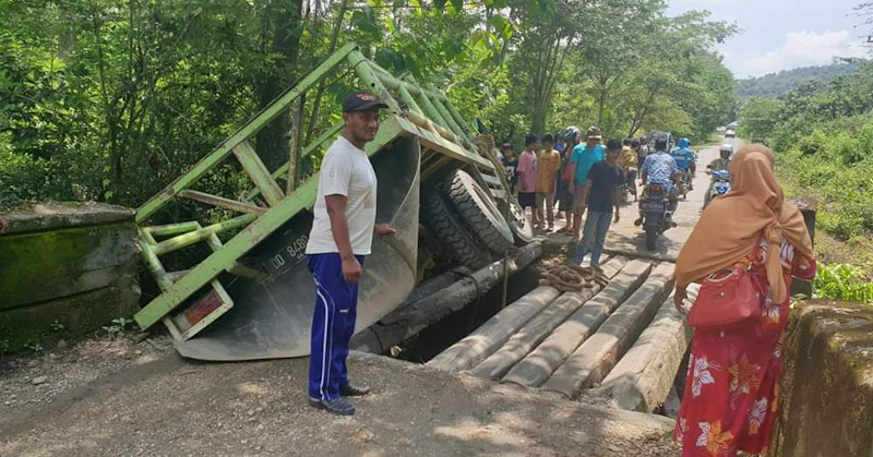 Jembatan Tak Layak, Sebuah Truk Nyaris Terperosok ke Sungai
