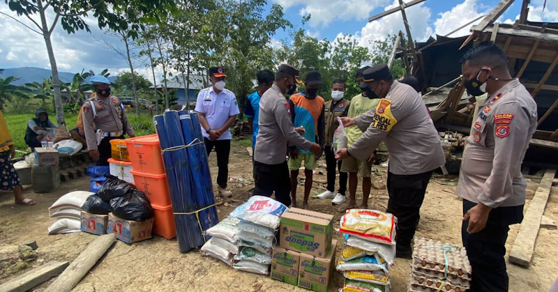Kapolres dan BNPB Konawe Serahkan Bantuan ke Warga Korban Angin Puting Beliung