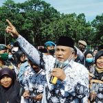 Di HGN, Bupati Konawe Serahkan Insentif Kepada Guru Honor