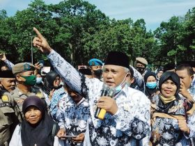 Di HGN, Bupati Konawe Serahkan Insentif Kepada Guru Honor