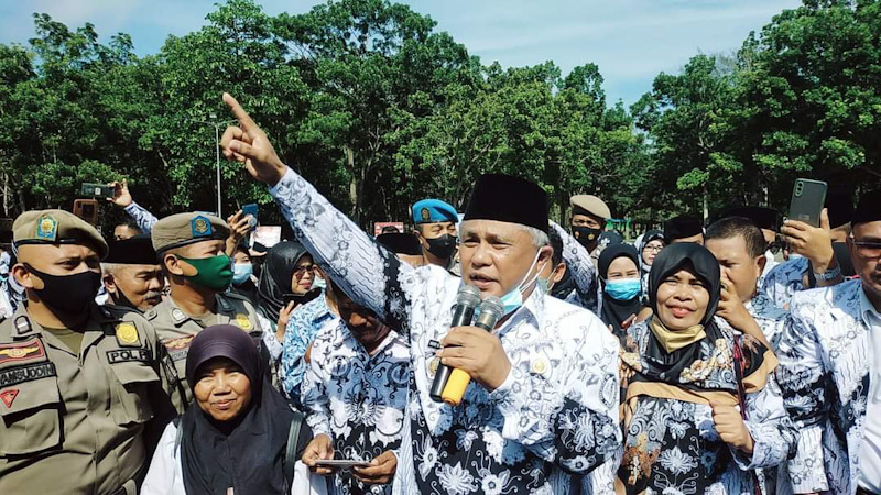 Di HGN, Bupati Konawe Serahkan Insentif Kepada Guru Honor