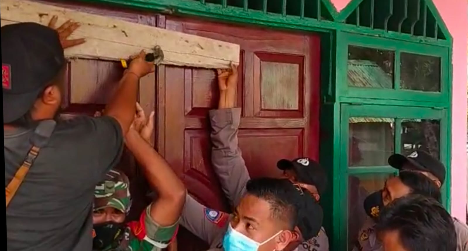 Tak Kunjung Menemui Massa Aksi, Kantor PT. Antam di Molawe disegel