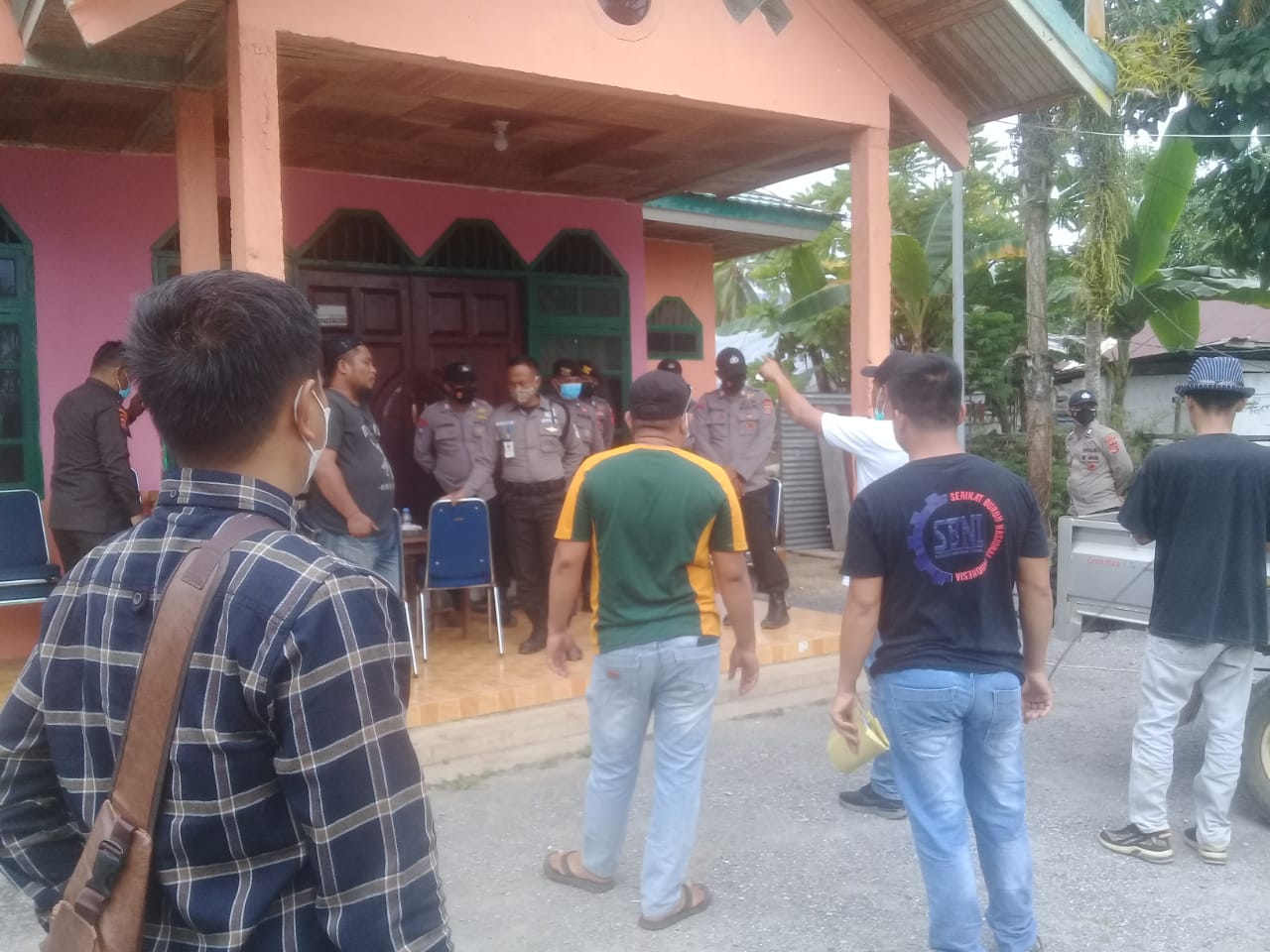 Tak Kunjung Menemui Massa Aksi, Kantor PT. Antam di Molawe disegel