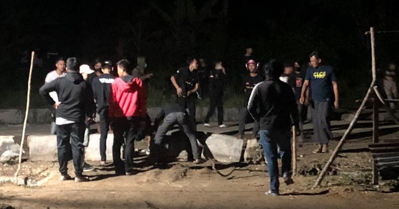 Protes Batching Plant PT. SJS, Tawon Distrik Unaaha Palang Jalan