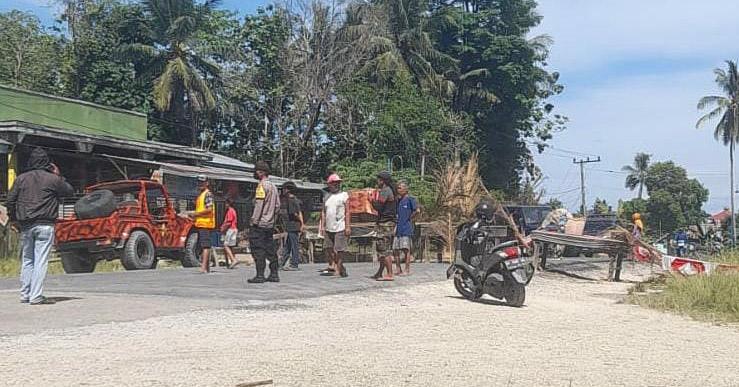 Protes Pekerjaan Jalan, Masyarakat Tongauna Konawe Blokir Jalan 