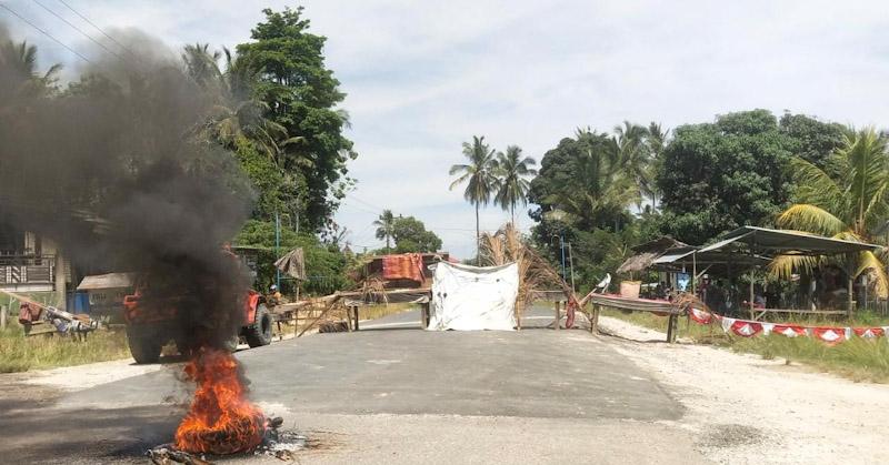Protes Pekerjaan Jalan, Masyarakat Tongauna Konawe Blokir Jalan