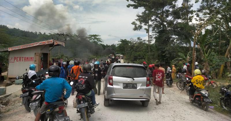 Protes Pekerjaan Jalan Tongauna, Lalu Lintas Terhenti selama 4 jam