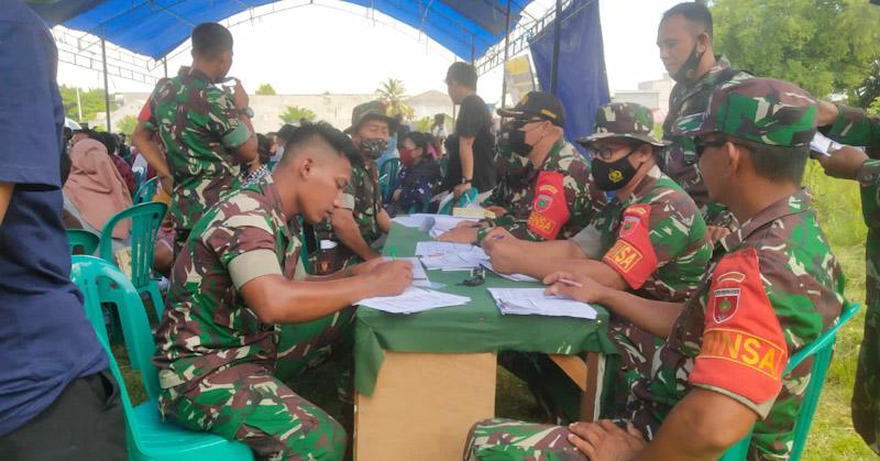 Ibu Persit Koramil Unaaha Siapkan Minuman dan Snack Bagi Peserta Vaksinasi TNI