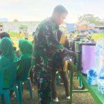 Ibu Persit Koramil Unaaha Siapkan Minuman dan Snack Bagi Peserta Vaksinasi TNI