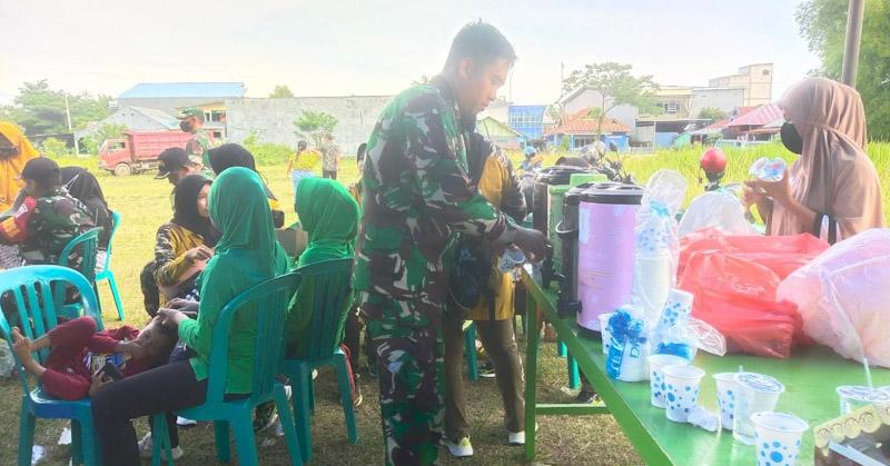 Ibu Persit Koramil Unaaha Siapkan Minuman dan Snack Bagi Peserta Vaksinasi TNI