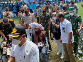 Vaksinasi Serentak di Wawotobi, Lansia Terima Kursi Roda dan Alat Bantu Dengar