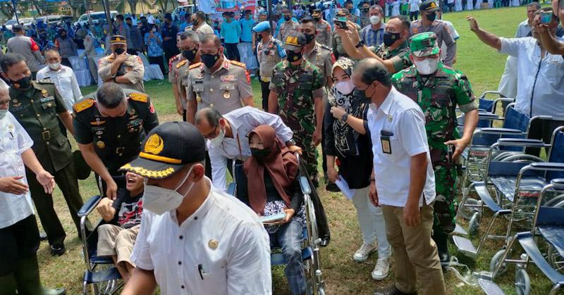 Vaksinasi Serentak di Wawotobi, Lansia Terima Kursi Roda dan Alat Bantu Dengar