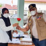 Hari Ibu, Bupati Konut Bagikan Bunga Mawar Kepada Seluruh Tim Vaksinator Covid-19