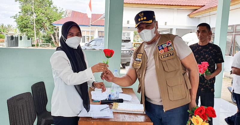 Hari Ibu, Bupati Konut Bagikan Bunga Mawar Kepada Seluruh Tim Vaksinator Covid-19