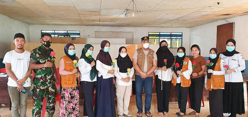 Hari Ibu, Bupati Konut Bagikan Bunga Mawar Kepada Seluruh Tim Vaksinator Covid-19