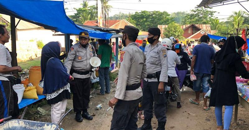 Antisipasi Varian baru Omicron, Polres Konawe Sosialisasi Vaksin di Pasar