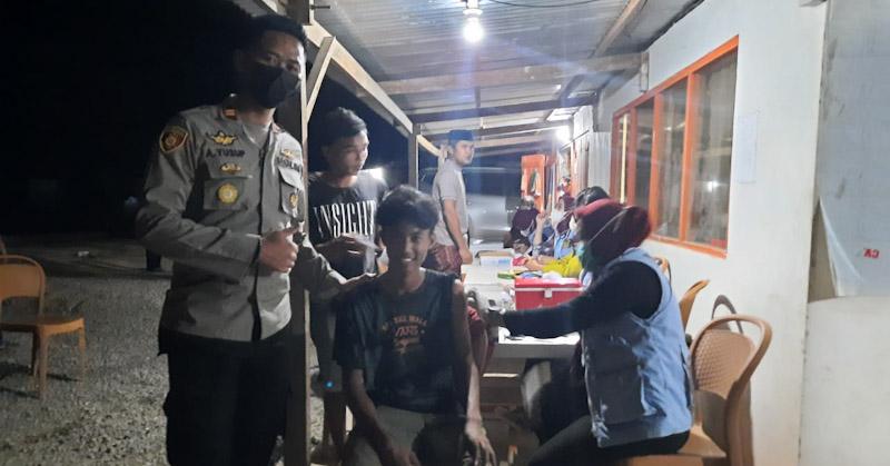 Sasaran Karyawan dan Penambang Batu, Polres Konut Gelar Vaksinasi Hingga Malam