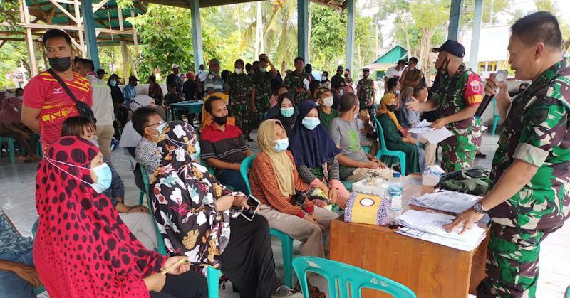 Serbuan Vaksinasi TNI di Asinua, Danramil Unaaha : Masyarakat Jangan Takut Divaksin