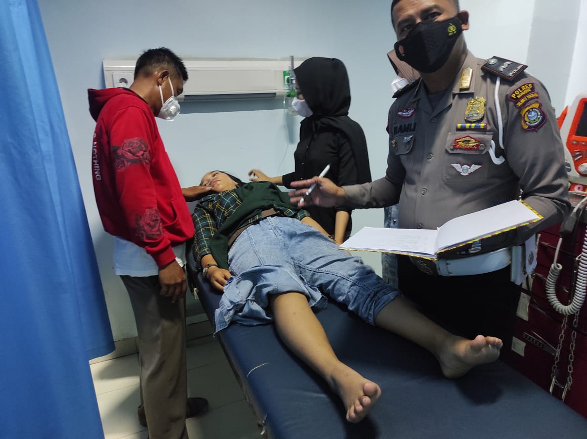 Ibu Hamil Dilarikan ke Rumah Sakit Pascatabrakan di Depan Kampus Unilaki Konawe