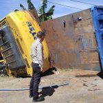 Muat Esksapator Mengolah Tambang di Konut, Truk Tronton Hancur Terbalik