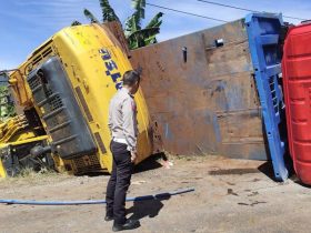 Muat Esksapator Mengolah Tambang di Konut, Truk Tronton Hancur Terbalik