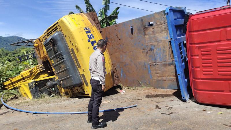Muat Esksapator Mengolah Tambang di Konut, Truk Tronton Hancur Terbalik