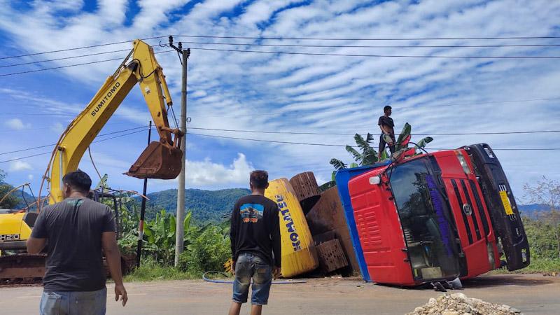 Muat Esksapator Mengolah Tambang di Konut, Truk Tronton Hancur Terbalik