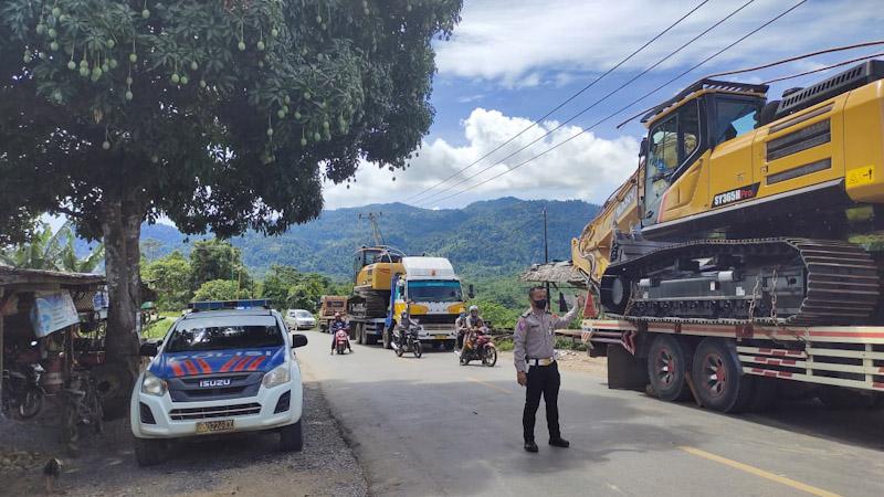 9665Muat Esksapator Mengolah Tambang di Konut, Truk Tronton Hancur Terbalik