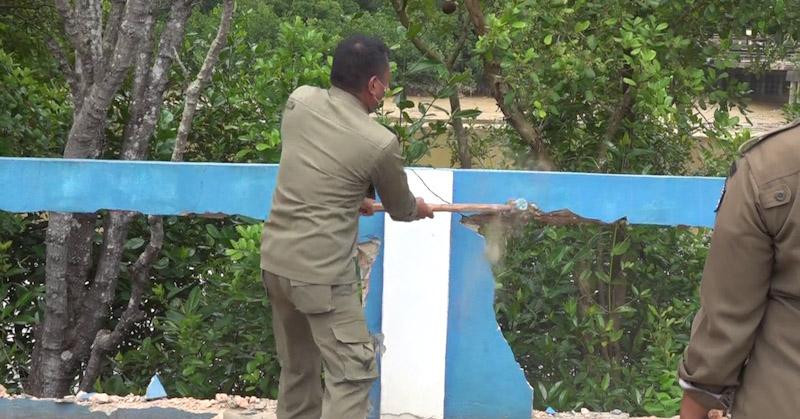 Pemkot Kendari Bongkar Pagar Warkop H.Anto, Dinilai Langgar Sempadan Sungai