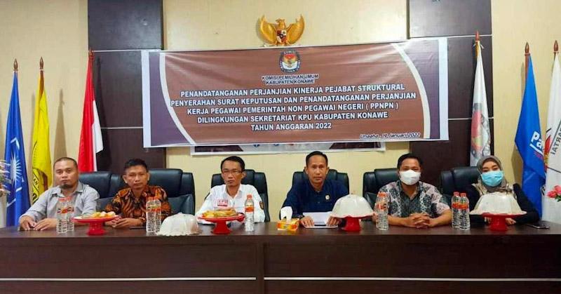 PPNPN Terima SK, KPU Konawe : Suksesnya Pemilu Diawali dari Komitmen Kita Sekarang