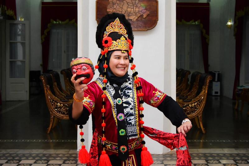 Untuk Sultra, Bupati Indramayu Akan Hadir Menari Topeng di Hari Pers Nasional