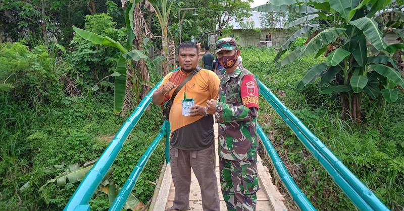 Warga Watulondo Buat Jembatan Dari Kas Masjid, Babinsa Turun Tangan