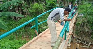 Warga Watulondo Buat Jembatan Dari Kas Masjid, Babinsa Turun Tangan
