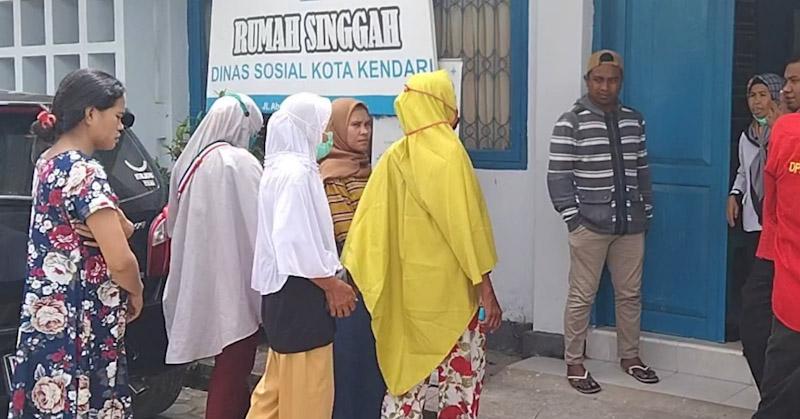 Dana PHK Terpotong, Emak-emak Beradu Mengamuk di Dinsos Kota Kendari