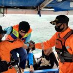 Kapal Rombongan Tim Vaksinasi Mati Mesin Dihantam Ombak di Pulau Saponda