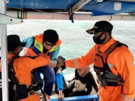 Kapal Rombongan Tim Vaksinasi Mati Mesin Dihantam Ombak di Pulau Saponda