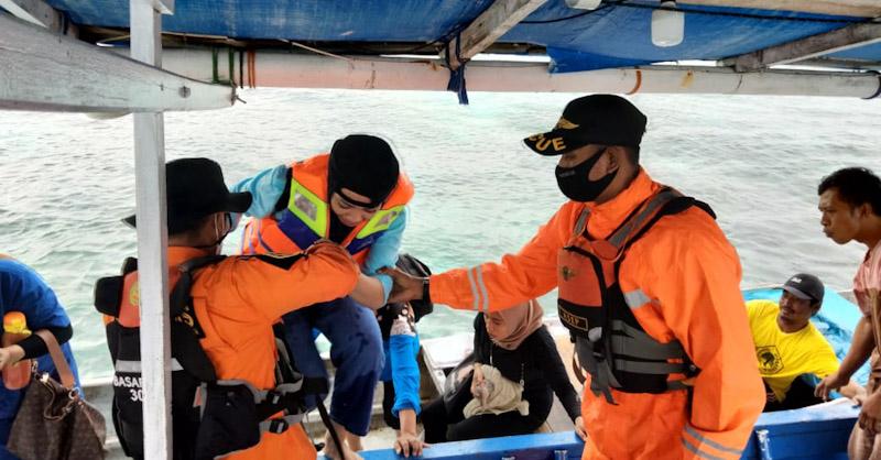 Kapal Rombongan Tim Vaksinasi Mati Mesin Dihantam Ombak di Pulau Saponda