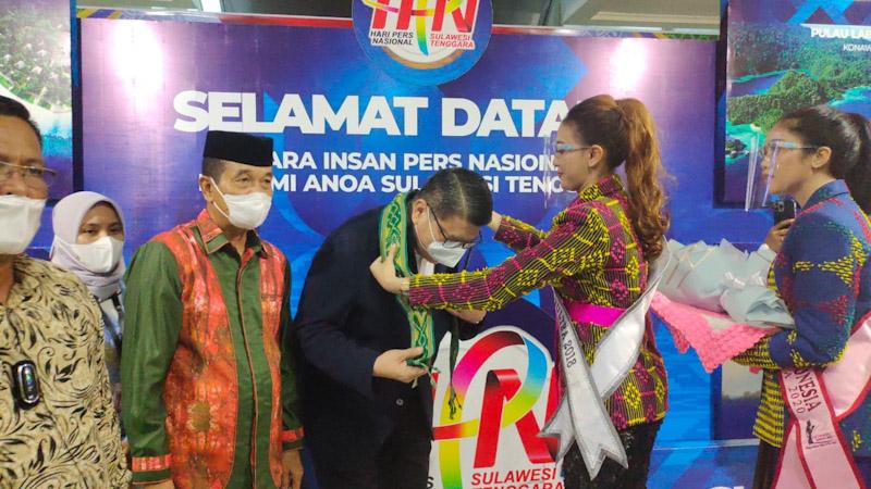 Kreatifitas Kabag Umum Konut Bersama Dekranasda Sukses Tampilkan Tenun Konasara di HPN