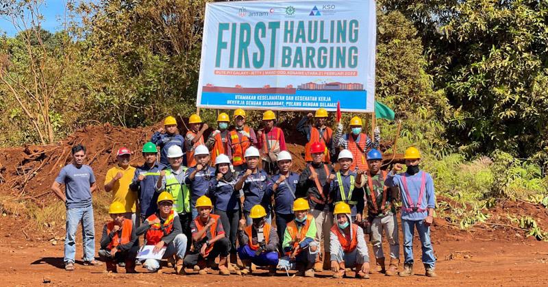 Hauling Barging Perdana, Sinergitas PT Antam dan KSO MTT Angin Segar Masyarakat Lingkar Tambang